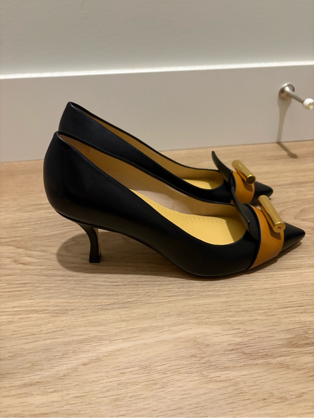 Stuart Weitzman Black Pointed Toe Flats with Tan & Gold Accent - Women's New 7.5 - Picture 2 of 3